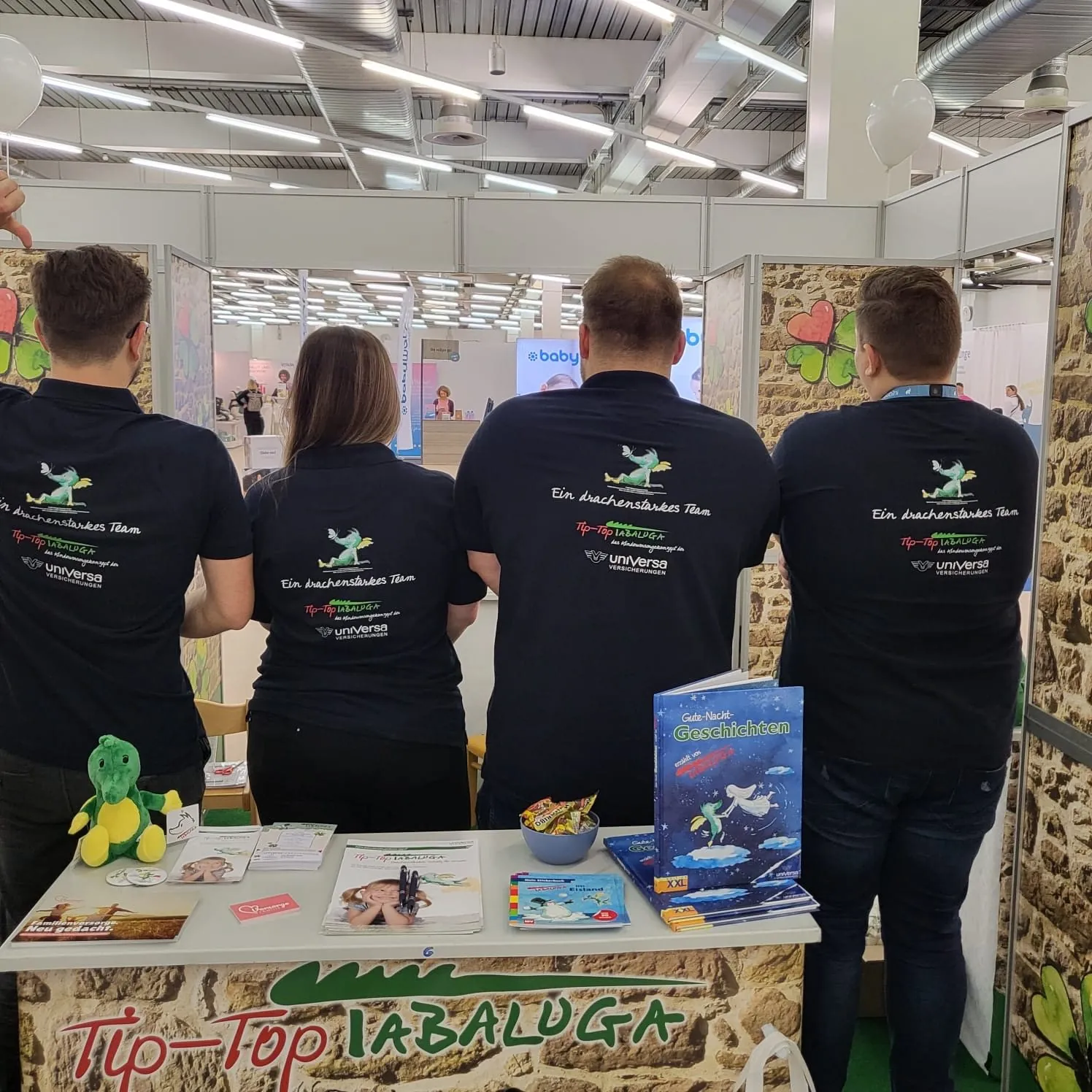 Das Team von hinten in Shirts mit der Aufschrift Ein drachenstarkes Team